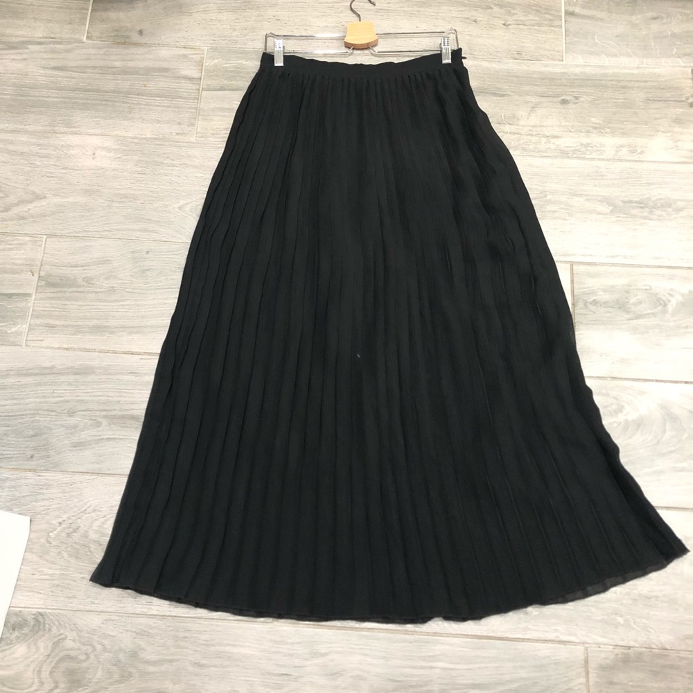 SOHO pleated black skirt
